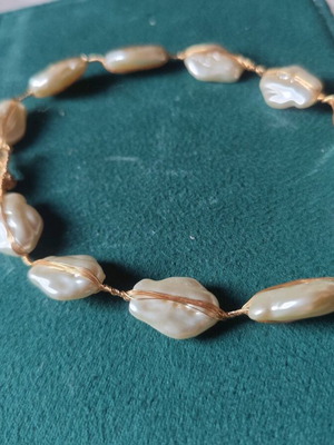 Necklace with large pearls adjustable size, like new, white