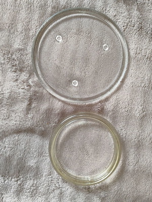 Set of 2 glass candle holders like new, 20cm & 14cm