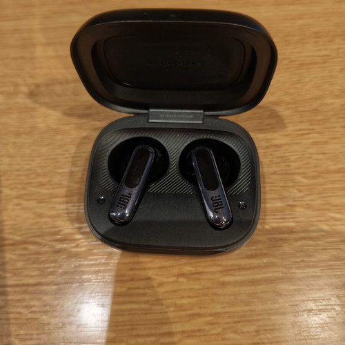 JBL Live Flex 3 earbuds like new with smart charging case