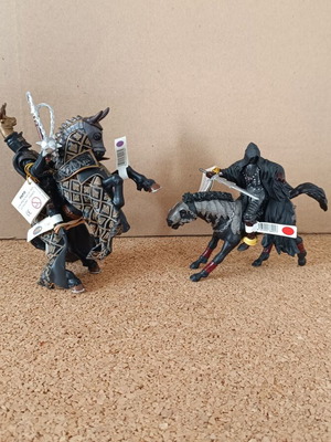 Collectible plastic knights set of 2 new