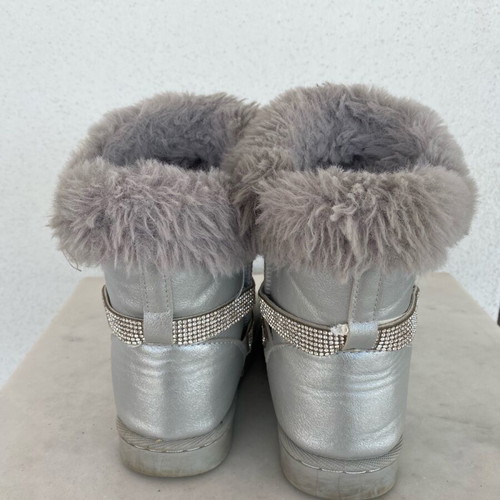 Girls' boots with fur lining like new, gray silver