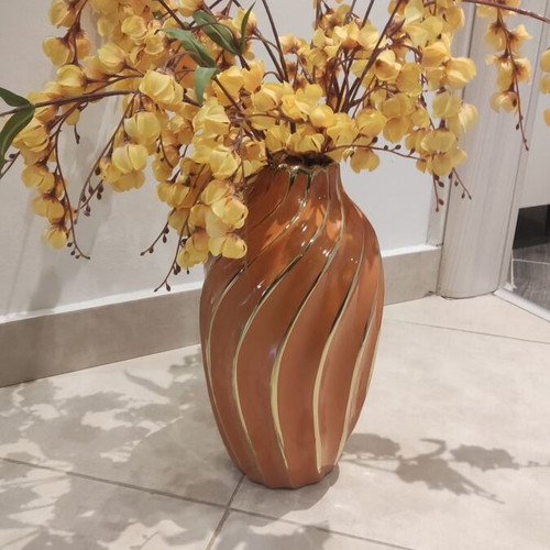 Decorative vase set like new with orange vase and yellow flowers