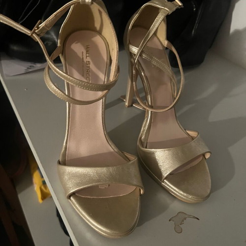 Wall Street evening sandals gold like new with heel and straps