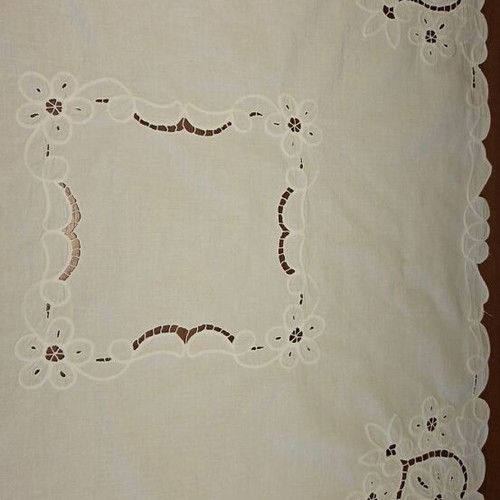 Vintage square tablecloth with white Richelieu cutwork embroidery (77x79 cm)