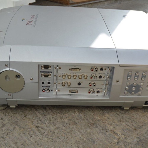 Προβολέας Sanyo καινούργιος, πολύ μεγάλος για επιφάνειες