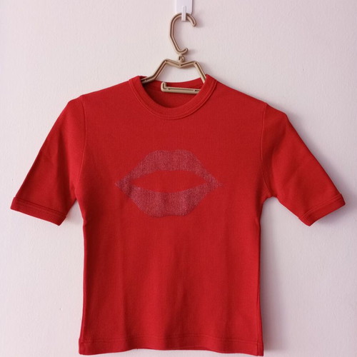 Red ribbed top with glitter lips design like new