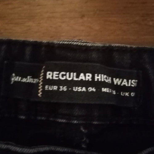 Stradivarius high-waisted jeans new with rips, size 36