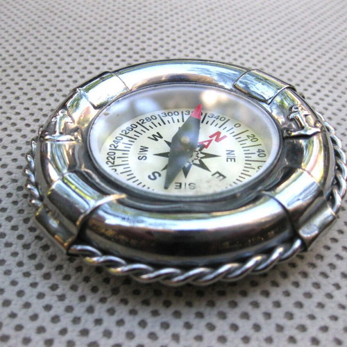 Table compass used in the shape of a sailor's lifebuoy