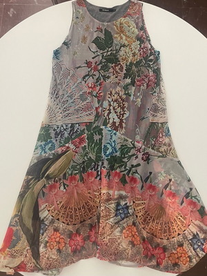 Desigual κοντό φόρεμα 2 layers γκρι μακό και διαφάνεια με prints