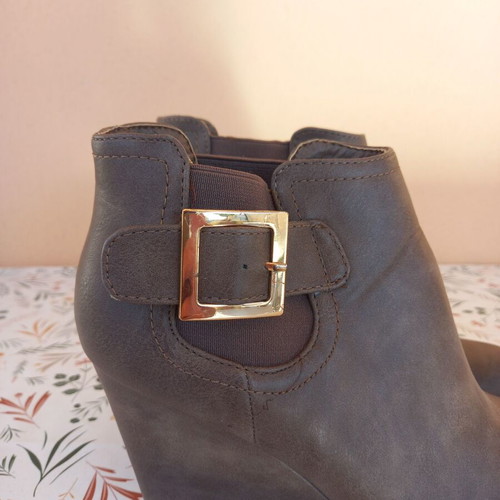 Women's grey boots with platform and gold buckle, used, size 39