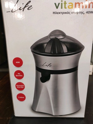 Vitamin electric juicer 40W like new with 2 cones and spout