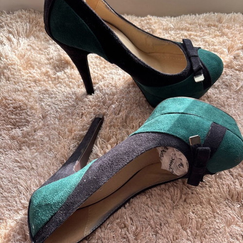 Suede evening pumps like new, size 38, black and cypress