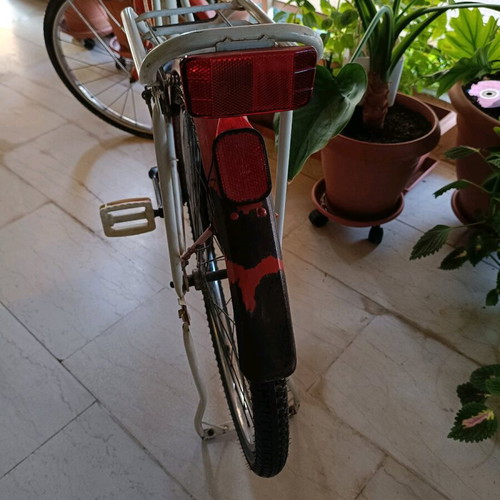 Vintage Beautiful bicycle used, women's city bike with dynamo and iron stand