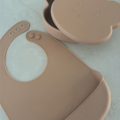 Zarahome bib and food container with placemat like new