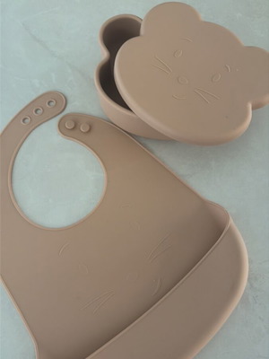 Zarahome bib and food container with placemat like new