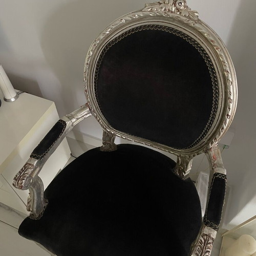 Chair Italian origin like new with wooden frame and velvet upholstery