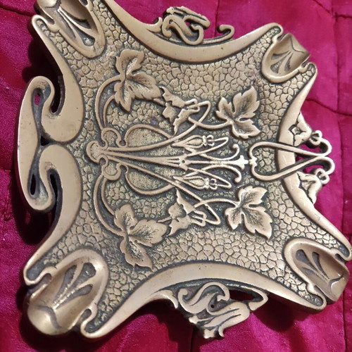Vintage engraved ashtray new
