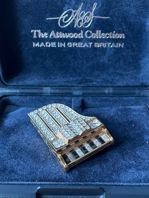 Brooch with semi-precious stones piano-shaped new, white and gold