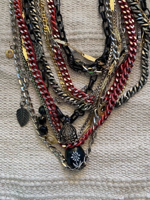 Necklace with multiple chains like new