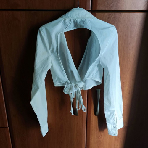 Short shirt with open back like new, white, size S