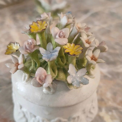 Capodimonte vintage jewelry box like new with embossed flowers