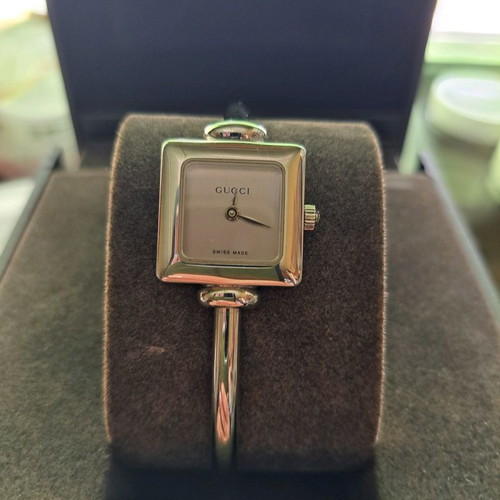 Gucci wristwatch new women's silver with box