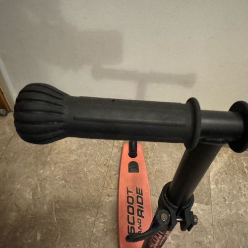 Scoot and Ride Highwaykick 3 LED scooter like new for kids 3+