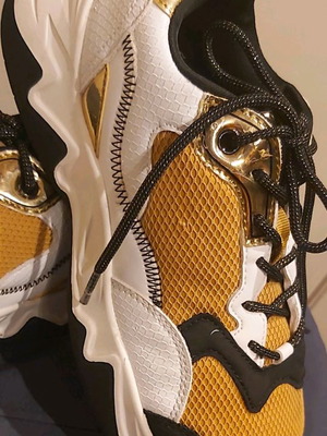 Sneakers γυναικεία Νο 39 μεταχειρισμένα, μουσταρδί με χρυσές λεπτομέρειες