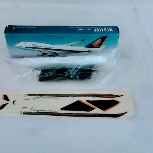 Singapore Airlines B747-300 Kit 1/425 Brand New Company Issue Model