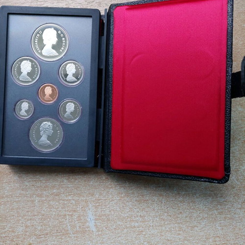Collectible Uncirculated Canadian Coins 1984 Set Like New
