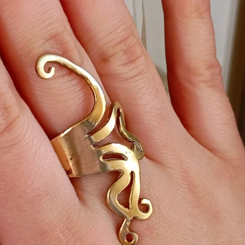 Ring new with unique shape and adjustable brass