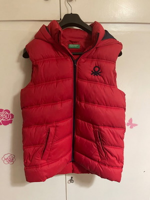 Αμάνικο μπουφάν Benetton σαν καινούργιο, κόκκινο, μέγεθος 170 cm