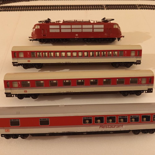 Lima BR 103 and I.C. wagons used train set