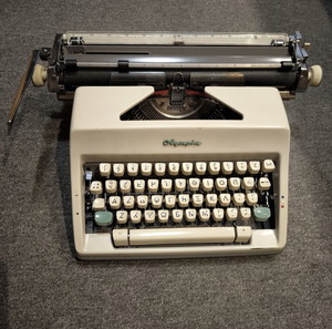 Γραφομηχανή vintage olympia με ελληνικό πληκτρολόγιο.