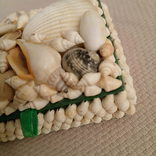 Vintage jewelry box decorative with shells like new