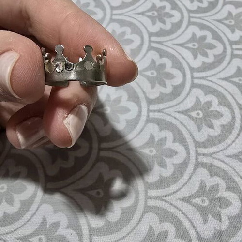 Adjustable crown ring like new, silver color