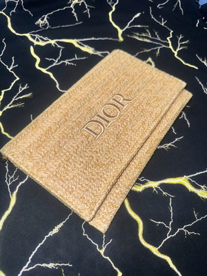 Нов плетен несесер Dior с бродирано лого и верижка за чанта