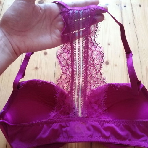 Hunkemöller 75B pink lace bra with front clasp