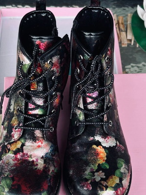 Women's or children's boots size 37 colorful on black background like new