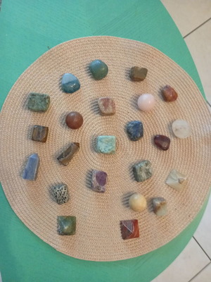 Pack of 23 natural semiprecious stones and crystals (tumbled stones)
