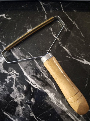Manual fabric lint remover like new with wooden handle