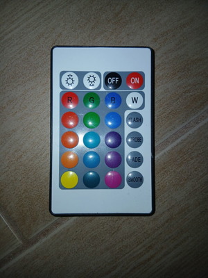 Round LED light with remote control, battery operated, multicolor