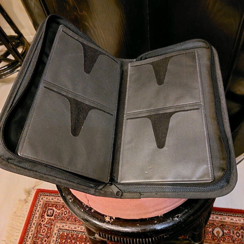 Fabric CD/DVD case like new for 48 discs in black color
