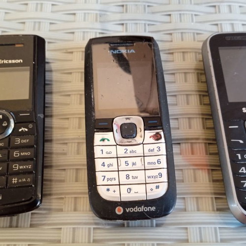 Collectible cell phones used, pack of 3, Samsung, Nokia Vodafone, Sony Ericsson