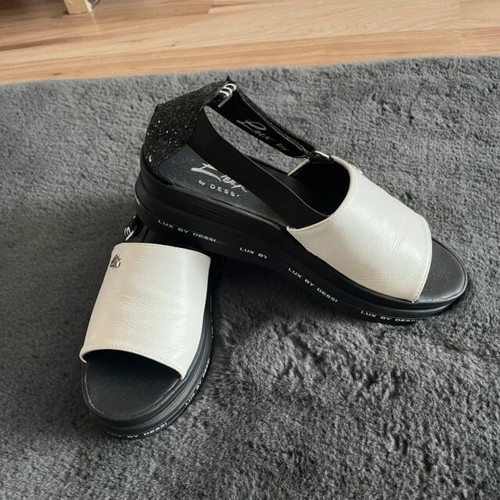 Leather platform sandals like new, size 39