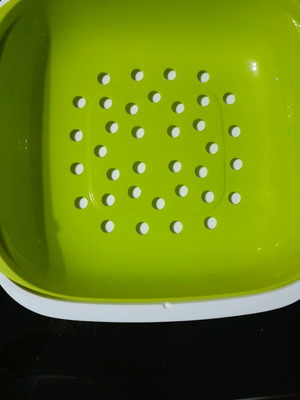 Taperware colander new
