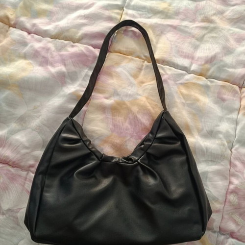 Black shoulder bag like new, perfect for everyday use