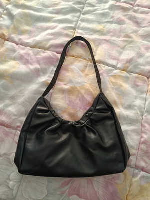 Black shoulder bag like new, perfect for everyday use