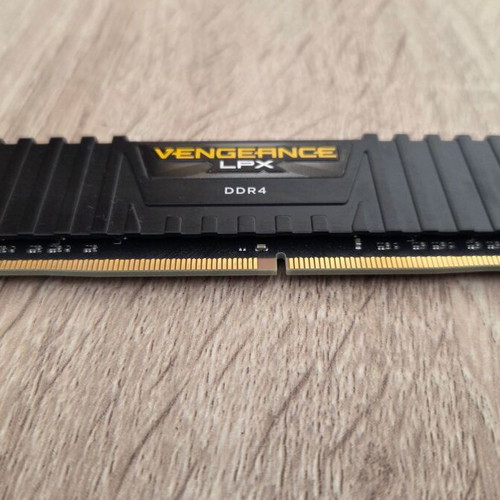 Corsair Vengeance LPX DDR4 16GB RAM modules like new, 2400MHz