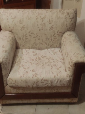 Σετ επίπλων σαλονιού σαν καινούργιο με καναπέδες, πολυθρόνα και τραπεζάκια